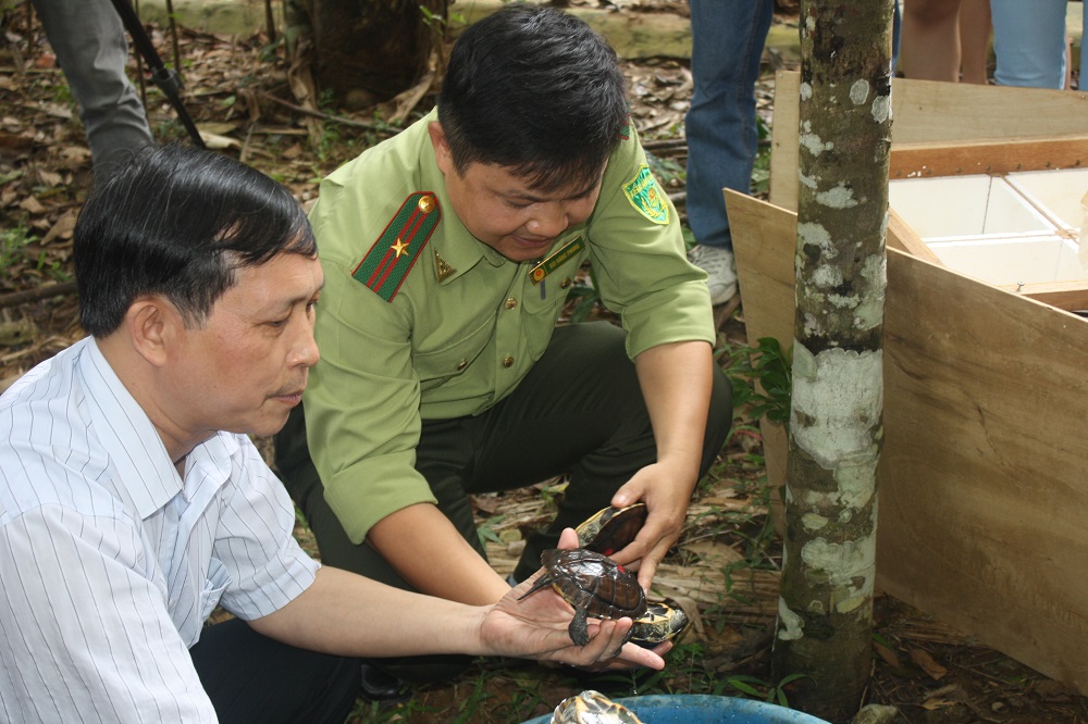 Ông Trương Quang Bích - GĐ Vườn quốc gia Cúc Phương trái và ông Bùi Đăng Phong - Quản lý Trung tâm bảo tồn Rùa phải giới thiệu về rùa Trung Bộ